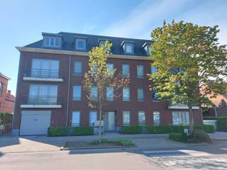 <p><strong>Dakappartement met 2 slaapkamers, ruim terras, ondergrondse autostaanplaats en kelderberging. Gemeenschappelijke kosten € 60,00 per maand (forfait). EPC: 141 kWh/m². Beschikbaar vanaf 01/05/2026.</strong></p>
<p><em><strong>Ligging:</strong></em> in het centrum van Turnhout. Vlakbij openbaar vervoer (bus en trein) en winkels zijn beschikbaar in de directe omgeving. De binnenstad ligt op loopafstand, maar ook de ring en autostrade is vlot bereikbaar. <br /><br /><em><strong>Indeling:</strong></em> inkomhal, toilet, woonkamer, open keuken, nachthal, twee slaapkamers, badkamer, berging, terras, kelderberging, autostaanplaats.</p>
<p><strong><em>Omschrijving:</em></strong> inkomhal met vestiarehoek en apart toilet. Lichtrijke woonkamer met aansluitend terras op het zuiden. Verder de open keuken met dampkap, oven, keramische kookplaat & koelkast. De nachthal geeft toegang tot twee slaapkamers (waarvan één kleinere), de berging met mogelijkheid tot het plaatsen van een vriezer en de ruime badkamer met twee wastafels, douche in bad en aansluitingen voor een wasmachine en droogkast. Ten slotte beschikt het appartement nog over een kelderberging en een ondergrondse autostaanplaats met inritten langst de Merodelei en de Zandstraat.</p>
<p>Gemeenschappelijke kosten € 60,00 per maand (forfait). EPC: 141 kWh/m². Beschikbaar vanaf 01/05/2026.</p>