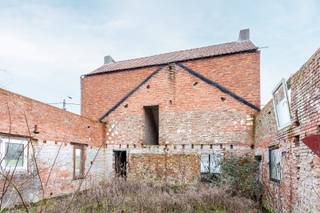 Bent u op zoek naar een woning die u volledig naar eigen smaak en wensen kan vormgeven? Dan is dit eigendom in Humbeek precies wat u zoekt.De woning...