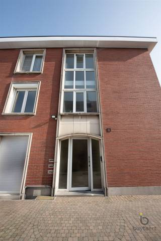 <p><span>Gezellig twee-slaapkamer appartement met terrasje op een rustige locatie te Deurne.</span></p><p><span>In een kleinschalig blokje van 3 units bevindt dit appartement zich op de tweede verdieping, zonder lift. </span></p><p><span>Leefruimte bestaande uit eetkamer en salon met houtkachel, verder toegang naar de 2de slaapkamer vooraan. </span></p><p><span>Volle eiken keuken met gasvuur, dampkap, oven en aansluiting voor wasmachine en cv ketel in kast. </span></p><p><span>Inkomhal met toegang tot de tweede slaapkamer en 3de kamer als wasplaats / dressing / ev 3de slk. </span></p><p><span>Inclusief dubbele autostaanplaats achter elkaar buiten en 2x private kelder berging.</span></p><p><span>Doorheen de jaren werden er renovaties gedaan zoals ramen in jaren '88, cv ketel in 2011, onlangs werd het dak en deuren vernieuwd, airco geplaatst, laminaat gelegd, gemeenschappelijke hal geschilderd,... </span></p><p><span>Kunststof schrijnwerk met dubbele beglazing, veiligheidsdeur inkom, cv op gas, EPC B-label.</span></p><p><span>Vaste kosten: ca 45€/m (brandverzekering en gemeenschappelijk verbruik).</span></p><p><span>Centrale ligging in het hartje van Deurne, goede bereikbaarheid, nabijheid van verbindingswegen.</span></p><p><span>Ideaal starters appartement of interessant als opbrengsteigendom, welkom voor een bezoekje.</span></p><p><span> </span></p>