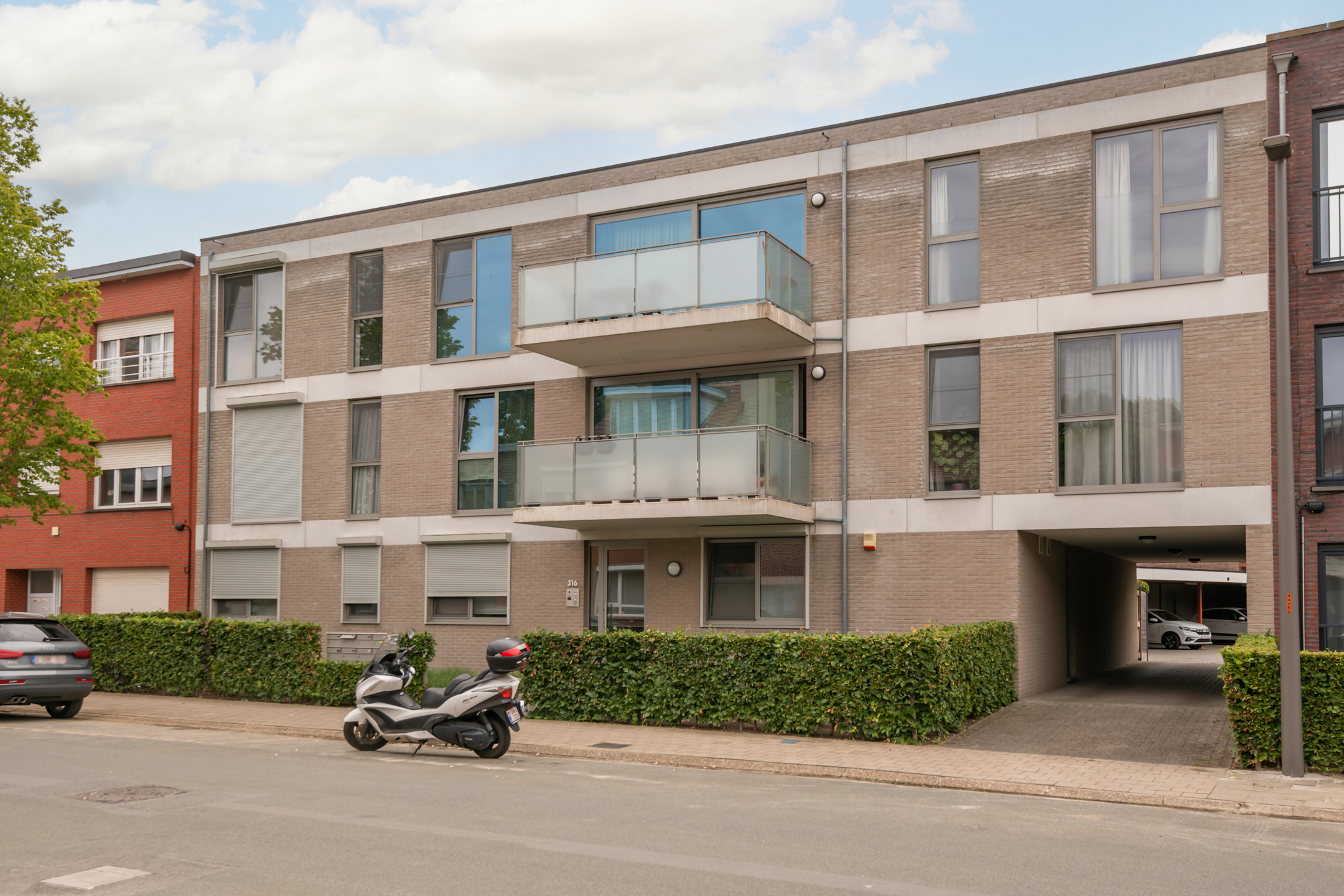 Verzorgd & recent 2 slaapkamer appartement met terras en autostaanplaats. - foto 2