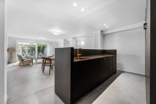 Wij stellen u graag dit charmante appartement voor op de Bondgenotenlaan in Leuven, gelegen in een historisch gebouw met slechts 8 entiteiten. Het pand werd met veel zorg gerenoveerd, met behoud van het authentieke karakter en een stijlvolle gemeenschappelijke inkomhal met originele details. Dit appartement bevindt zich op de benedenverdieping en combineert comfort met een gezellige buitenruimte. U komt binnen in de leefruimte met open keuken, die praktisch is ingericht en mooi aansluit op het geheel. Daarnaast is er een apart gastentoilet, wat extra gemak biedt. Verder beschikt het appartement over één slaapkamer en een badkamer met douche, lavabo en toilet. Als extra troef geniet u van een gezellig terras, een zeldzame meerwaarde op deze locatie. Achteraan kan u bovendien gebruikmaken van de uitzonderlijk ruime gemeenschappelijke tuin. Kortom: een aangenaam appartement op een absolute topligging in Leuven, ideaal voor eigen bewoning of als interessante investering. Interesse? Contacteer ons via info@homies.be of 016 22 82 22.<br />