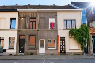 Op zoek naar een <strong>rustig gelegen woning</strong>, vlak bij de <strong>Leie en het centrum van Kortrijk</strong>?<br /><br />De woning beschikt over een <strong>leefruimte</strong> met <strong>geïnstalleerde keuken, berging, badkamer, stadskoertje en droge kelder</strong>. Op de <strong>eerste verdieping</strong> bevinden zich <strong>twee volwaardige slaapkamers</strong>. De <strong>ruime zolder</strong> biedt <strong>extra bergruimte of</strong> de mogelijkheid tot een <strong>derde slaapkamer</strong>. <br /><br />Dankzij het gunstige <strong>EPC-label B</strong> geniet u bovendien van een energiezuinige woning. <br /><br /><strong>Ook interessant als opbrengsteigendom.</strong> <br /><u><strong>Vanafprijs: €149.000</strong></u><br /><br /><strong>Interesse? Contacteer:</strong><br />Matthis op +32 477 804 350 - <u><strong>matthis@dekeyser.immo</strong></u><br />Leopold op +32 490 618 354 - <u><strong>leopold@dekeyser.immo</strong></u><br />