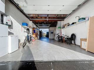 <p><span>Instapklare woning met ruime garage en tuin op centrale ligging.</span></p><p><span> </span></p><p><span>De woning is ingedeeld als volgt:</span></p><p><span> </span></p><p><span>Gelijkvloers: </span></p><p><span>Inkomhal, gezellige leefruimte, aparte, kwalitatieve, recente keuken, berging aanpalend aan de keuken, apart toilet, badkamer met douche, lavabo en aansluiting wasmachine.</span></p><p><span>Ruime, inpandige garage met doorgang naar de tuin, de grote zolder bovenop de garage kan als extra stockageruimte gebruikt worden.</span></p><p><span>Ruime tuinberging palend aan de woning.</span></p><p><span> </span></p><p><span>1ste verdieping:</span></p><p><span>Doorloopkamer met aanpalend slaapkamer aan de achterzijde van de woning, kinderkamer en master bedroom. </span></p><p><span>Verschillende mogelijkheden tot herindelen van de kamers of creëren van extra kamers.</span></p><p><span> </span></p><p><span>Tuin:</span></p><p><span>Gezellig afgesloten tuin met verschillende terrassen, moestuin, siervijvertje,...</span></p><p><span>De extra tuinberging is zeker ook een pluspunt.</span></p><p><span>Achteraan biedt zich de mogelijkheid om uitweg te nemen, momenteel niet in gebruik.</span></p><p><span> </span></p><p><span>Troeven:</span></p><p><span>Geen renovatieplicht - label C!</span></p><p><span>13 zonnepanelen</span></p><p><span>Toegankelijke ligging!</span></p>