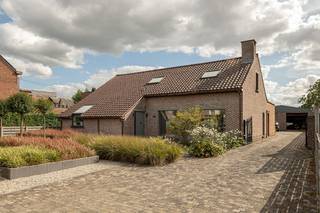 Aan de Aarschotsesteenweg 130 in Lier bevindt zich deze volledig instapklare woning met een bewoonbare oppervlakte van maar liefst 240 m². De woning werd doorheen de jaren met aandacht vernieuwd en biedt een mooie combinatie van ruimte, comfort en praktische mogelijkheden.<br />
Met 4 slaapkamers is er plaats voor een groot gezin, een thuiskantoor of een hobbyruimte. De badkamer werd in 2018 vernieuwd. Daarnaast beschikt de woning over een bijzonder handige wasplaats met een extra douche, een praktische aanvulling op het dagelijkse wooncomfort.<br />
De mooie veranda vormt een aangename extra leefruimte met zicht op de tuin. Ook de buitenruimte kreeg recent aandacht: de tuin werd in 2024 vernieuwd en is een fijne plek om te ontspannen.<br />
De absolute troef bevindt zich achteraan de woning: een vergund magazijn van 85 m². Deze ruime bijkomende oppervlakte biedt tal van mogelijkheden voor opslag of hobby’s. Op het dak van het magazijn liggen bovendien 26 zonnepanelen.<br />
Wie op zoek is naar een instapklare woning met veel leefruimte, 4 slaapkamers én een uitzonderlijk ruime extra opslagplaats, vindt hier een pand dat zeker een bezoek waard is.<br />
<br />
Troeven: <br />
✅ Instapklaar<br />
✅ Vergund magazijn<br />
✅ 4 slaapkamers<br />
✅ Badkamer (2018)<br />
✅ 26 Zonnepanelen <br />
✅ EPC = C<br />
✅ 12,66 Are<br />
✅ ... <br />
<br />
Voor interactieve grondplannen met foto’s, ga naar www.wijns.be en klik op de knop “virtueel bezoek”.<br />
Info & afspraak: ☎ 0473/33 33 10 ✉ geoffry@wijns.be