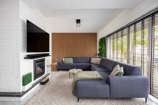 ENERGIEZUINIGE WONING MET DRIE RUIME SLAAPKAMERS, GARAGE EN TUIN!
Ligging
Gelegen in een rustige en kindvriendelijke woonwijk geniet deze woning van een uitstekende ligging in het groene Lint. Hier woont u in een aangename omgeving met scholen, winkels, openbaar vervoer en sportfaciliteiten op korte afstand. Dankzij de vlotte verbinding naar Antwerpen, Mechelen en de omliggende gemeenten combineert deze locatie het beste van twee werelden: rustig wonen in een residentiële buurt met alle dagelijkse voorzieningen binnen handbereik. Bovendien zorgen de nabijgelegen wandel- en fietsroutes voor een hoge levenskwaliteit voor jong en oud.
Indeling
Deze instapklare gezinswoning biedt een ideale combinatie van ruimte, comfort en energiezuinig wonen. Al van bij aankomst merkt u hoe praktisch deze woning is. De ruime oprit biedt plaats aan twee wagens, aangevuld met een uitzonderlijk grote garage waar niet alleen een wagen, maar ook fietsen, voorraad en hobbymateriaal moeiteloos hun plaats vinden.
Op de eerste verdieping geniet u van een aangename leefruimte die baadt in natuurlijk licht. De gezellige open haard zorgt tijdens de wintermaanden voor extra warmte en sfeer, terwijl de halfopen keuken een fijne balans creëert tussen openheid en geborgenheid. Hier kookt, eet en leeft u in alle comfort.
De bovenverdieping beschikt over drie volwaardige slaapkamers en een badkamer met inloopdouche en dubbele wastafel, waardoor deze woning perfect aansluit bij de noden van een groeiend gezin. Achter de garage bevinden zich bovendien een praktische wasplaats en extra bergruimte met directe toegang tot de tuin.
Ook op energetisch vlak zit u hier helemaal goed. Dankzij de warmtepomp, zonnepanelen en het dubbele glas met thermische en akoestische isolatie geniet u van een energiezuinige woning met een hoog wooncomfort. Bovendien werd het merendeel van de beglazing recent vernieuwd, wat het energieverbruik nog verder ten goede komt.
Een verzorgde en structureel gezonde woning waar u jarenlang zorgeloos kan wonen en genieten.
TROEVEN
+ EPC score A
+ Zonnepanelen
+ Elektriciteit conform
+ Asbestveilig
Bodemattest en stedenbouwkundige inlichtingen in aanvraag.
Benieuwd naar deze woning? Maak snel een afspraak en ontdek jouw nieuwe thuis!
Voor meer informatie of een gratis waardebepaling van je vastgoed, bel ons op 03/345.88.99 of vul een aanvraag in via onze website.