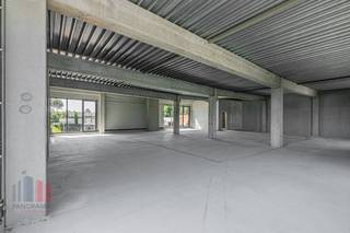 Nieuwbouw kantoorruimte met een oppervlakte van 359 m² en 7 privatieve parkeerplaatsen te koop.<br /><br />Het casco kantoor situeert zich op de 1e verdieping en geniet dankzij de talrijke raampartijen van veel lichtinval. Het dak van het gebouw is voorzien van een extensief groendak. Tevens mogelijk tot uitbreiden met de naastgelegen kantoorruimte van 325 m² à 684 m² totaliteit. De ruimte maakt deel uit van fase II van de gloednieuwe KMO-ontwikkeling "HERMES" bestaande uit 2 kantoren<strong> </strong>alsook 4 KMO-units van 148 m² tot 183 m² (samenvoegbaar tot 643 m²) met mogelijkheid tot showroom. Onmiddellijk beschikbaar.<br /><br />Uitstekend gelegen langs de bedrijvige Bruggesteenweg, dé belangrijkste invalsweg naar Roeselare en op amper 2 min? van de ring rond Roeselare met een onmiddellijke verbinding naar de E403 op- en afrit 8 Roeselare-Beveren.<br /><br />Contacteer PANORAMA voor bijkomende inlichtingen, plannen of een vrijblijvend plaatsbezoek 050 300 800.