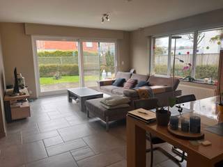 In een doodlopende straat, verscholen in een aangename woonwijk van Ieper, vind je deze alleenstaande, gelijkvloerse woning die rust, ruimte en comfort moeiteloos combineert. Dit is een ruime woning die perfect inspeelt op wie op zoek is naar zorgeloos wonen op één niveau, zonder in te boeten aan leefkwaliteit.<br /><br />Bij het betreden van deze instapklare woonst in Ieper voel je meteen de openheid en het licht. De leefruimte biedt mogelijkheden voor een gezellige zithoek en een volwaardige eetplaats. De keuken sluit mooi aan bij de leefruimte en beschikt over een koelkast, oven, gaskookplaat en een vaatwasser. <br /><br />De woning beschikt over twee slaapkamers en een comfortabele badkamer. Alles is gelijkvloers, wat deze eigendom uitermate geschikt maakt als gezinswoning, maar ook voor wie toekomstgericht en comfortabel wil wonen. De energiezuinige aanpak zorgt bovendien voor een lagere energiekost.<br /><br />Buiten wacht een verzorgde tuin met terras, waar je kan genieten van rust en groen. De garage en oprit bieden voldoende parkeergelegenheid. De topligging in Ieper, nabij scholen, winkels en andere voorzieningen, maakt het plaatje compleet. Rustig wonen en toch nabij het centrum van Ieper: hier kan het.<br /><br />Deze woning te huur in Ieper is een unieke kans voor wie op zoek is naar een ruime, gelijkvloerse eigendom in een aangename woonomgeving. Beschikbaar vanaf 1 mei 2026.<br /><br />Woning verhuren in Ieper? Vraag je gratis schatting aan bij Immo Francois, jouw lokale makelaar.<br /><br />