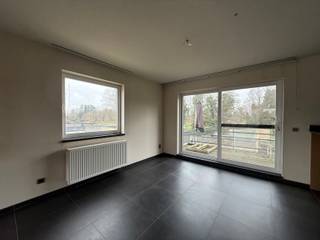 Via de inkomhal met apart toilet betreden we dit stijlvolle appartement.Van hieruit komen we in de uiterst lichtrijke woonkamer, die directe toegang...