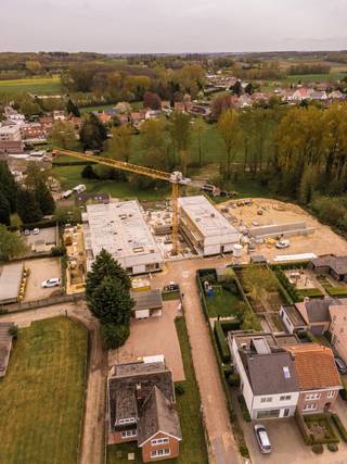 <p>Uitstekend gelegen nieuwbouw zorgwoningen.<br />Rustig en centraal gelegen in het centrum van Lubbeek. Alle faciliteiten dichtbij: dokter, winkels, bank, opticiens, kappers, dagbladwinkel, bakkers, apothekers, vastgoedkantoor Immodrome enz...<br />Makkelijke verbindingen met de bus naar Leuven.<br />Er worden appartementen voorzien met met 1 of 2 slaapkamers met elk zijn buitenruimte.<br />Ondergrondse autostaanplaatsen en fietsenstallingen worden voorzien. <br />Er zal een brasserie in het gebouw aanwezig zijn en alsook twee praktijkruimtes met wachtzaal.<br />Alsook een prima aankoop voor grote of kleine investeerders!<br />De prijs is exclusief garage/fietsenhaak.</p>
<p>Zeer mooie, groene landelijke omgeving , doch zeer centraal gelegen in het centrum van Lubbeek<br /><strong>Spring zeker binnen op ons kantoor dat ligt op slechts 100 m van het project !</strong></p>
<p>BTW slechts 12% ipv 21% (ook voor investeerders) en vrijstelling van onroerende voorheffing mogelijk !! Zeer lage instapservicekost van 3,5 euro/dag. Deze service kan mee groeien met je noden, op deze manier betaal je geen onnodig hoge servicekosten die jij niet nodig hebt!</p>