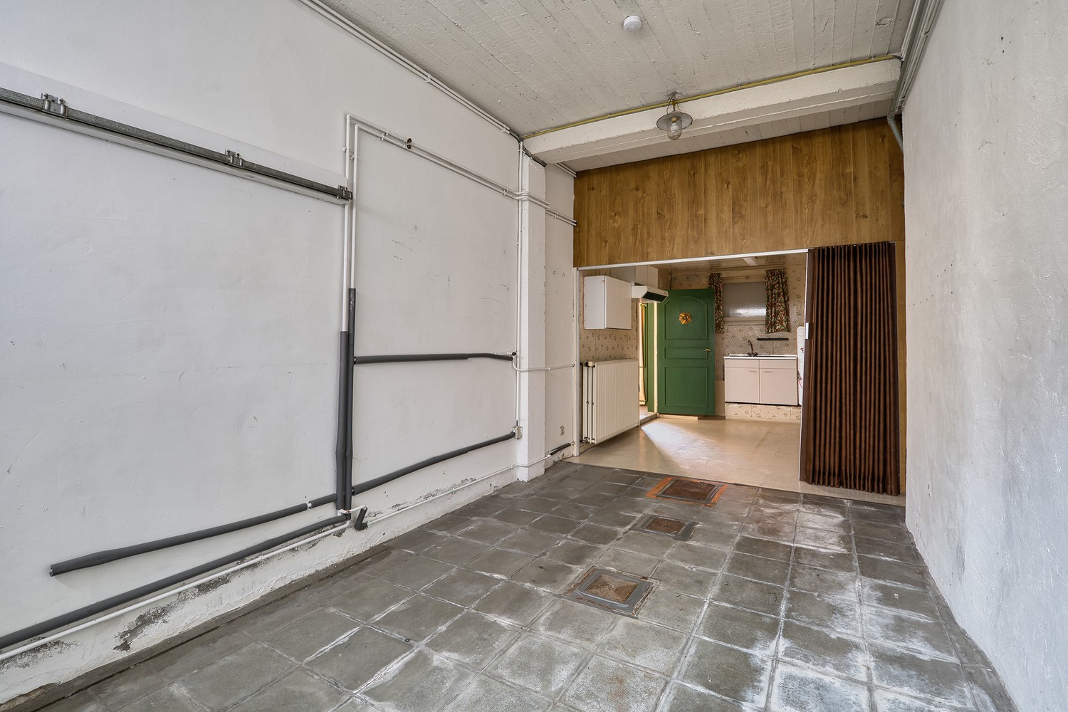 Hartje Brugge  TOP  TOERISTISCHE LIGGING , in de GOUDEN DRIEHOEK, Uitzonderlijk HANDELSPAND ( gevelbreedte 11 meter)                    LICHTRIJKE WINKELRUIMTE ,uitgevend op  Exclusieve STADSPATIO met overdekte rondgang van 105m²+ GARAGE van 30 m²  UNIEK  - photo 4