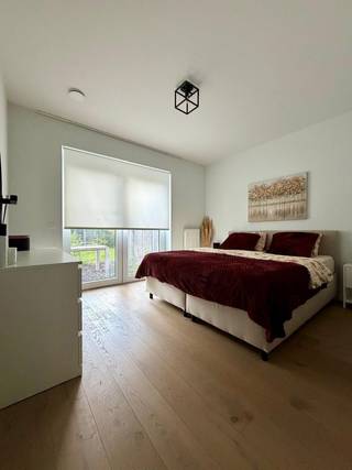 Instapklaar BEN-appartement (2021) met voortuin + terras & achteruin nabij centrum Boechout <br />Bent u op zoek naar een recent nieuwbouwappartement, maar wilt u de hoge kost van 21% btw vermijden? Dan is dit een unieke opportuniteit. Dit appartement werd opgeleverd in 2021 en verkeert in uitstekende staat.<br />Op een gunstige locatie nabij het centrum van Boechout bevindt zich dit moderne en instapklare appartement op het gelijkvloers van een mooie residentie. Dankzij de combinatie van hedendaags wooncomfort, energiezuinige technieken en een uitstekende bereikbaarheid is dit de ideale woonst voor wie zorgeloos wil genieten.<br />Bij binnenkomst wordt u verwelkomd in een lichtrijke leefruimte met open keuken en stijlvolle parketvloer. De open indeling creëert een ruimtelijk gevoel en zorgt voor een aangename woonbeleving. Vanuit de leefruimte heeft u rechtstreeks toegang tot de ruime voortuin.<br />Het appartement beschikt over twee slaapkamers, waarvan 1 slaapkamer momenteel in ingericht als dressing. De moderne badkamer is uitgerust met een ruime inloopdouche. Daarnaast zijn er een afzonderlijk gastentoilet en een praktische berging/wasruimte met plaats voor wasmachine, droogkast en technische installaties.<br />Ook op energie vlak scoort dit appartement uitstekend. Het betreft een BEN-woning (Bijna-EnergieNeutraal), uitgerust met zonnepanelen, een ventilatiesysteem en een slimme thermostaat. Dit resulteert in een comfortabele woonomgeving én lage energiekosten.<br />Verder beschikt het appartement over:<br />•Twee privatieve fietsplaatsen <br />•Gemeenschappelijke fietsenberging<br />•Private parkeerplaats (ondergrondse garage)<br />•Alle ramen zijn voorzien van vliegenramen <br />•Praktische en grote buitenberging <br /><br />Troeven op een rij:<br />✔ Opgeleverd in 2021 – quasi nieuwbouwstaat<br />✔ Aankoop onder registratierechten <br />✔ Energiezuinige woning met zonnepanelen<br />✔ Gelijkvloers<br />✔ Twee slaapkamers<br />✔ Privatieve parkeerplaats en fietsplaatsen<br />✔ Lage gemeenschappelijke kosten<br />✔ Nabij centrum, winkels, openbaar vervoer en