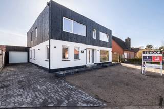 <p><strong><span>Volledig gerenoveerde ruime gezinswoning met 6 slaapkamers op perceel van 693 m²</span></strong></p>
<p><span>In een rustige omgeving bevindt zich deze volledig gerenoveerde en instapklare woning met maar liefst </span><strong><span>6 slaapkamers en 4 badkamers</span></strong><span>. Dankzij de ruime indeling en het grote perceel van </span><strong><span>693 m²</span></strong><span> biedt deze woning een ideale combinatie van comfort, ruimte en energiezuinig wonen.</span></p>
<p><span>De woning beschikt over een </span><strong><span>bewoonbare oppervlakte van 324 m²</span></strong><span> en werd grondig gerenoveerd, waardoor ze voldoet aan de hedendaagse woonnormen. Het </span><strong><span>EPC-label B</span></strong><span> garandeert bovendien een goede energieprestatie.</span></p>
<p><span>Binnenin geniet u van een lichtrijke leefruimte met een aangename connectie naar de keuken en de tuin. De woning biedt tal van mogelijkheden voor grote gezinnen, samengestelde gezinnen of wie nood heeft aan extra ruimte voor hobby, bureau of logeerkamers. Met </span><strong><span>6 volwaardige slaapkamers</span></strong><span> en<strong> 4</strong></span><strong><span><strong> b</strong>adkamers</span></strong><span> is comfort voor het hele gezin verzekerd.</span></p>
<p><span>Buiten vindt u een </span><strong><span>ruim perceel van 693 m²</span></strong><span> met voldoende tuinruimte om te ontspannen, te spelen of gasten te ontvangen.</span></p>
<p><strong><span>Troeven van deze woning:</span></strong></p>
<ul>
<li>
<p><span>Volledig gerenoveerd en instapklaar</span></p>
</li>
<li>
<p><span>6 ruime slaapkamers</span></p>
</li>
<li>
<p><span>4 badkamers</span></p>
</li>
<li>
<p><span>Bewoonbare oppervlakte van 324 m²</span></p>
</li>
<li>
<p><span>Perceel van 693 m²<br /></span></p>
</li>
<li>
<p><span>Energiezuinig met </span><strong><span>EPC-label B<br /></span></strong></p>
</li>
<li>
<p><span>Ideaal voor grote gezinnen of wie veel ruimte zoekt</span></p>
</li>
</ul>
<p><span>Bent u op zoek naar een </span><strong><span>ruime, energiezuinige en instapklare woning</span></strong><span> met veel kamers? Dan is deze eigendom zeker een bezoek waard.</span></p>