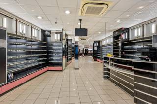 Te renoveren winkelpand met handelsgelijkvloers op toplocatie in GeraardsbergenVoor alle info of een bezoek bel 0470 79 24 20:Ben jij op zoek naar...