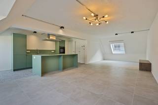 Welkom in dit stijlvolle en ruime appartement van maar liefst 158 m², gelegen op een toplocatie in het bruisende centrum van Hasselt, vlak aan...