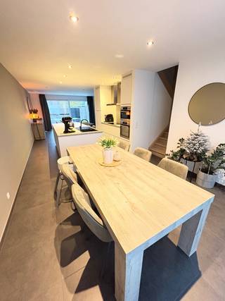 <p>Instapklare BEN-woning met 4 slaapkamers, zuidgerichte tuin en carport in Zuiderdal (Boechout)</p><p>In de gegeerde en kindvriendelijke woonwijk Zuiderdal in Boechout bevindt zich deze stijlvolle, instapklare gezinswoning uit 2018. Dankzij de moderne architectuur, kwalitatieve afwerking en uitzonderlijke energiezuinigheid is dit de ideale woning voor wie comfortabel en zorgeloos wil wonen.<br />Op het gelijkvloers vindt u een inkomhal met gastentoilet, een praktische berging/wasplaats en een ruime, lichtrijke leefruimte met open, volledig uitgeruste keuken. De grote raampartijen creëren een aangename verbinding met de zuidgerichte tuin, waar u de hele dag van de zon kunt genieten.</p><p>De eerste verdieping beschikt over drie volwaardige slaapkamers, een moderne badkamer en een apart toilet. De volledig afgewerkte zolderverdieping is ingericht als een ruime vierde slaapkamer, maar kan ook perfect dienen als bureau, hobbyruimte of speelkamer.</p><p>Bij de woning bevindt zich een carport met een aparte buitenberging, ideaal voor fietsen, tuinmateriaal en extra opslag.</p><p>Met een EPC-score van slechts 13 en 15 zonnepanelen is deze BEN-woning bijzonder energiezuinig, wat resulteert in een laag energieverbruik en beperkte maandelijkse kosten.</p><p>Troeven<br />Gelegen in de populaire en kindvriendelijke wijk Zuiderdal in Boechout<br />Bouwjaar 2018<br />Instapklare BEN-woning<br />4 slaapkamers (3 op de eerste verdieping + afgewerkte zolderkamer)<br />Lichtrijke leefruimte met open keuken<br />Praktische berging/wasplaats<br />Zuidgerichte tuin<br />Carport met aparte buitenberging<br />15 zonnepanelen<br />EPC-score: 13<br />Zeer lage energiekosten</p><p>Moderne afwerking en optimaal wooncomfort<br />Een instapklare en duurzame gezinswoning op een toplocatie in Boechout, waar comfort, ruimte en energiezuinigheid perfect samenkomen. Maak snel een afspraak en ontdek zelf de vele troeven van deze prachtige woning.</p>
