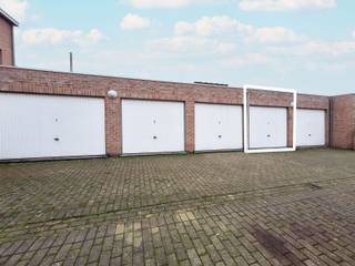 Ben je op zoek naar een veilige en praktische oplossing voor het parkeren van je voertuig of heb je nood aan opslagruimte? Deze afgesloten...