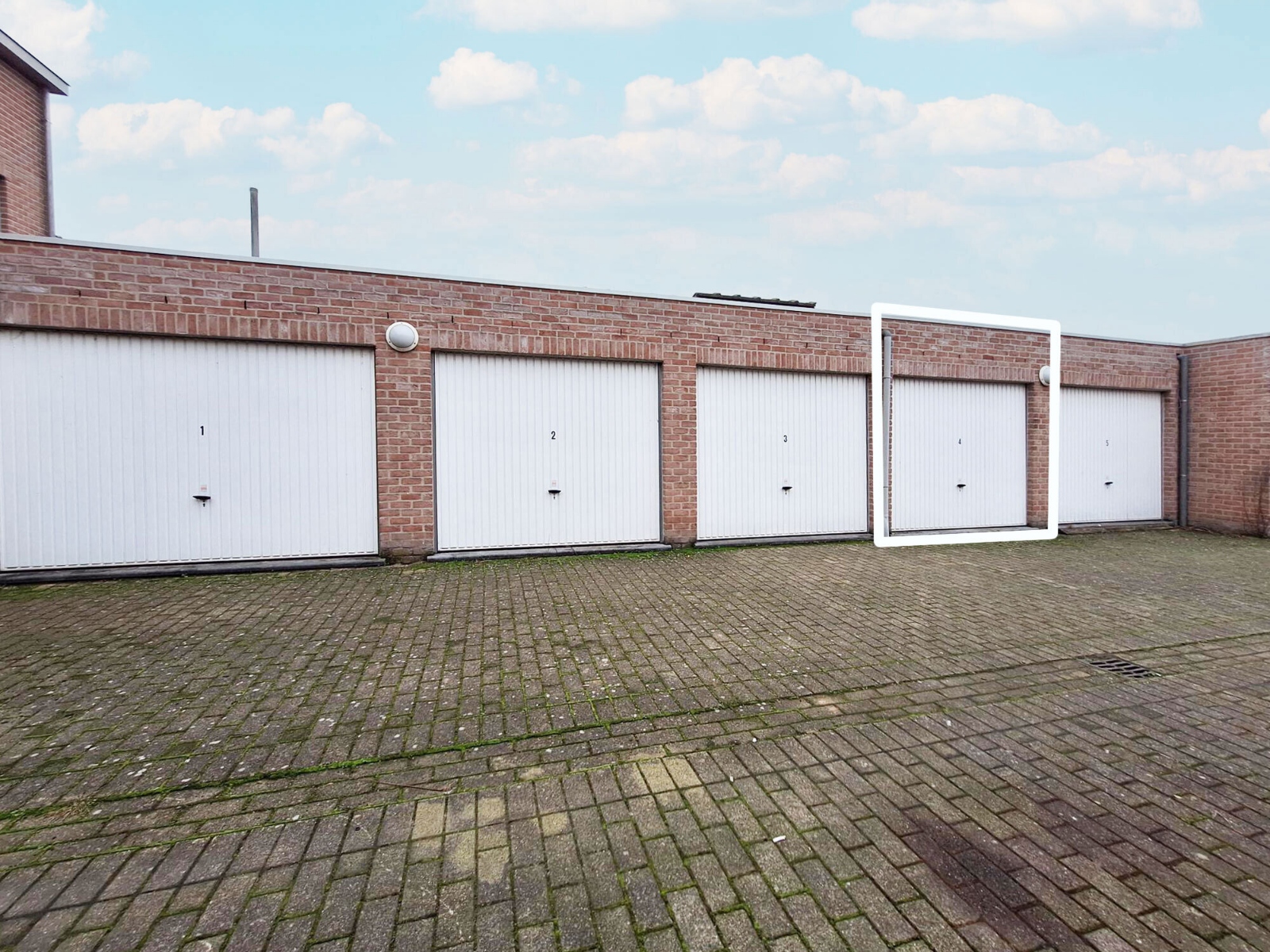 Afgesloten garagebox te huur in het centrum van Merkem (Houthulst) - foto 2