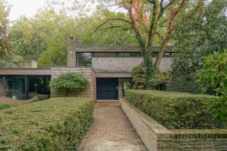 Près du centre de la campagne de Meulebeke, qui fait partie de Tielt, se trouve cette villa. Cette maison individuelle a été construite en 1974...
