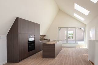 <div>
<div>
<section>
<div>
<div>
<div>
<div>
<div>
<div>
<p>Ontdek dit exclusieve duplex penthouse van <strong>125 m²</strong>, gelegen op de vernieuwde Slachthuissite in Antwerpen. Deze recente nieuwbouwwoning combineert hoogwaardige afwerking, een overvloed aan natuurlijk licht en maar liefst <strong>66 m² aan terrassen</strong>, verdeeld over twee buitenruimtes.</p>
<p>De duplex beschikt over een ruime leefruimte met grote raampartijen, een luxueuze open keuken met kookeiland, <strong>3 volwaardige slaapkamers</strong> en <strong>2 stijlvolle badkamers</strong>, waarvan één met een inloopdouche en één met een ligbad. Dankzij de hoge plafonds en de grote dakramen geniet u de hele dag van een uitzonderlijk ruimtelijk gevoel.</p>
<p>Het absolute pronkstuk is het indrukwekkende <strong>dakterras van 51 m²</strong>, aangevuld met een tweede terras van <strong>15 m²</strong>, ideaal om in alle rust van de zon en het open uitzicht te genieten.</p>
<p>De verkoop omvat bovendien een <strong>privatieve kelderberging en twee ondergrondse autostaanplaatsen</strong>, inbegrepen in de vraagprijs.</p>
<p>Gelegen vlak bij Park Spoor Noord, het Eilandje, winkels, horeca en openbaar vervoer biedt dit penthouse een unieke combinatie van luxe, comfort en een uitstekende bereikbaarheid.</p>
</div>
</div>
</div>
</div>
</div>
</div>
</section>
</div>
</div>