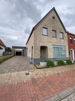 Op zoek naar een mooie, halfopen bebouwing met aangrenzende oprit en garage? Dan is deze woning iets voor u. Het huis is gebouwd in 1959, met een totale oppervlakte van 655 vierkante meter. Dit inclusief een mooie tuin die zich achteraan de woning bevindt. <br /><br />De woning lokaliseert zich aan een centrale weg, op 8 minuten van centrum Zele. Er bevinden zich diverse winkels als scholen in de directe omgeving. Oprit E17 bevindt zich op 10 min rijden. <br /><br />We stappen binnen in de inkomhal waar we rechts van ons een deur naar de benedenverdieping terugvinden. <br />Via deze deur komen in de eetplaats terecht. Aansluitend aan de eetplaats bevindt zich de ruime woonkamer. De eetplaats en woonkamer wordt deels gescheiden door een kachel, die zichtbaar is zowel vanuit de eetplaats als in de woonkamer. Als we doorstappen naar achter, komen we in de gezellige keuken terecht, die uitzicht biedt op de leuke, onderhoudsvriendelijke tuin. Deze bevindt zich in het noordoosten, waardoor u ’s morgens op het terras van een lekker ontbijt in het ochtendzonnetje kan genieten.<br /><br />Achteraan de woning bevindt zich ook een lichtrijke veranda, die als een extra zitplekje kan ingericht worden. Vanuit de veranda heb je toegang tot de oprit van de woning en de tuin. Op de benedenverdieping vinden we ook de ruime badkamer met ligbad, grote douche en dubbele wasbak terug, alsook een apart toilet. De woning beschikt over een handige bergplaats, waar ook de aansluiting voor wasmachine en droogkast geïnstalleerd zijn. <br /><br />We gaan via de inkomhal door naar de eerste verdieping waar we drie slaapkamers terugvinden, waarvan er momenteel eentje dienst doet als bureau, alsook een tweede toilet.<br /><br />De tweede verdieping bestaat uit een ruime zolder, bereikbaar via bureau. Deze werd ook reeds geïsoleerd. <br /> <br />Er is in de garage plaats voor een wagen en fiets of andere voertuigen. <br /><br />Interesse? neem gerust contact op. 0474/39.93.70 of via mail.