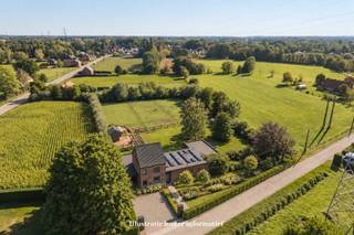 Uitgestrekte rust en uitzonderlijk veel ruimte in een groene oase<br /><br />Aan de Paardenstraat 1 in Putte bevindt zich deze bijzonder ruime woning op een royaal perceel van bijna 50 are. Met een paardenweide, vergunde stal en een overvloed aan binnen- en buitenruimte is dit een unieke plek voor wie landelijk wil wonen, paarden aan huis wil houden of ruimte zoekt voor een groot gezin.<br /><br />De doordacht ontworpen, moderne aanbouw brengt licht, groen en rust naar binnen. Grote glaspartijen bieden vanuit de eethoek, woonkamer, keuken, het bureau, de badkamer en slaapkamers mooie zichten op het domein. De complete leefkeuken met kookeiland sluit aan op een royale woonkamer die flexibel kan worden ingericht. Verder zijn er een ruime inkom, een uitzonderlijk grote berging, een bureau dat ook als logeer- of slaapkamer kan dienen, een badkamer en een master bedroom met dressing.<br /><br />De woning is voorbereid op veranderende woonbehoeften. Een slaapkamer op het gelijkvloers, een extra toegang en een slimme indeling bieden mogelijkheden voor levenslang wonen of een kangoeroewoning. Boven bevinden zich twee kamers en een privébadkamer. Ook de ruime zolder kan nog worden ingericht als één grote of twee afzonderlijke kamers.<br /><br />Een carport, een praktisch tuinhok met twee toegangen, veel bergruimte en de omliggende natuur vervolledigen dit veelzijdige eigendom. Een woning waar licht, privacy, comfort en toekomstmogelijkheden samenkomen.<br /><br />Meer info of een bezoek inplannen? wouter.beckx@homixx.be - 016/199.349