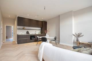 Renovatieproject (2025) in majestueus herenhuis. Welkom aan de Frankrijklei 140. Waar je zaterdagochtend om het hoekje de markt op wandelt...