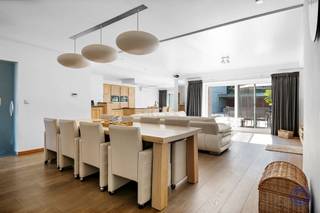 Cette superbe villa moderne avec un appartement "kangoeroe" offre environ 367m² d'espace de vie et comprend un entrepôt multifonctionnel...