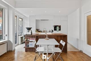In the triangle formed by Fernand Cocq Square – Flagey – Avenue Louise, you’ll find this beautiful two-bedroom apartment on the third floor...