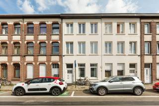 <p>Deze <strong>opbrengsteigendom </strong>omvat drie afzonderlijk vergunde wooneenheden en biedt een interessante investeringsopportuniteit op een centrale locatie.</p><p>De drie appartementen beschikken elk over hun eigen voorzieningen, wat zorgt voor een duidelijke en praktische indeling van het gebouw.</p><p>Gelegen in een aangename woonomgeving, op korte afstand van winkels, scholen en openbaar vervoer, combineert deze eigendom een vlotte bereikbaarheid met het comfort van een kleinschalig gebouw. Dankzij de vergunde toestand en de aanwezigheid van meerdere wooneenheden vormt dit pand een solide investering met blijvend potentieel.</p><p><br /></p><p><strong>Extra troeven:</strong></p><ul><li>drie vergunde appartementen</li><li>kleinschalig gebouw</li><li>centrale ligging</li><li>interessante investering</li><li>uniek uitzicht</li></ul>