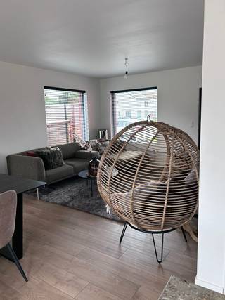 Instapklare halfopen bebouwing op hoekperceel met zonnige tuin – bezoekdag op donderdag 14 mei<br /><br />In een rustige en kindvriendelijke wijk in Sint-Lodewijk (Deerlijk) bevindt zich deze volledig gerenoveerde halfopen woning op een hoekperceel van 411 m². Dankzij de gunstige ligging geniet de woning van veel lichtinval, een open gevoel en extra privacy.<br /><br />De woning, oorspronkelijk gebouwd in 1981 en grondig gerenoveerd in 2020, beschikt over een bewoonbare oppervlakte van 142 m² en is modern ingericht volgens de hedendaagse woonwensen.<br /><br />Bij het binnenkomen word je verwelkomd in de inkomhal met apart gastentoilet. Via een glazen deur kom je in de lichtrijke leefruimte met open keuken, die dankzij de grote raampartijen een mooi zicht biedt op de tuin en het terras. Aansluitend aan de keuken bevindt zich de inpandige garage, momenteel ingericht als praktische berging en wasruimte.<br /><br />Op de bovenverdieping bevinden zich drie volwaardige slaapkamers en een ruime badkamer uitgerust met dubbele lavabo, ligbad, inloopdouche en toilet. Daarnaast is er nog een aparte zolderruimte die dienst doet als extra opslag.<br /><br />De volledig omheinde tuin is een echte troef: verzorgd aangelegd met een ruim terras aan de woning en een extra zonneterras achteraan. Ideaal om op elk moment van de dag van de zon te genieten. Via een aparte tuinpoort bereik je de voortuin, waar plaats is voor twee wagens.<br /><br />De woning is energiezuinig met een EPC-label B (146 kWh/m²), aangevuld met zonnepanelen en een thuisbatterij (geplaatst na opmaak EPC). Verwarming gebeurt via aardgas. Extra troeven zijn onder meer de waterverzachter en de kwalitatieve afwerking.<br /><br />Richtprijs: €350.000<br />Bezoeken zijn mogelijk op de bezoekdag op donderdag 14 mei, enkel op afspraak.<br />Gelieve contact op te nemen op onderstaand mailadres of telefoonnummer:<br />Matthijs.termote@hotmail.com<br />Tel: 0477/ 92 90 40<br />