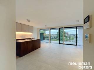 Au cœur de Veldegem, découvrez ce magnifique appartement récent de trois chambres situé au deuxième étage de la résidence Delphine, construite en 2026. Ce logement allie parfaitement modernité, économies d'énergie et agencement fonctionnel.<br /><br />En entrant, le hall d’accueil vous conduit vers un lumineux séjour baigné de lumière grâce à de grandes fenêtres. La cuisine ouverte, entièrement équipée avec des appareils SMEG de qualité, comprend un lave-vaisselle, une plaque à induction avec hotte intégrée, un réfrigérateur-congélateur et un four à chaleur tournante. Une buanderie attenante avec raccordements pour machine à laver et sèche-linge complète ce bel espace de vie.<br /><br />La partie nuit se compose de trois chambres confortables. La salle de bains moderne est équipée d’une douche à l’italienne, d’un double lavabo, d’un meuble suspendu et d’un radiateur sèche-serviettes.<br /><br />À l’extérieur, profitez d’une agréable terrasse, idéale pour se détendre et savourer l’air frais.<br /><br />L’appartement dispose également d’un garage privé inclus dans le loyer, avec portail automatique, éclairage et électricité. La possibilité d’installer une borne de recharge pour véhicule électrique est offerte. Un second garage peut être loué en supplément pour 75 € par mois. Un local commun à vélos est également prévu.<br /><br />Sur le plan pratique, l’appartement est déjà équipé de luminaires et de tringles à rideaux, facilitant ainsi votre installation.<br /><br />Grâce à ses caractéristiques énergétiquement neutres et ses techniques modernes, ce logement représente une solution durable, confortable et de qualité.<br /><br />Une opportunité idéale pour qui recherche un appartement clé sur porte, économe en énergie, avec terrasse et garage, situé dans un emplacement central à Veldegem.