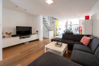 Deze instapklare woning is gelegen in een rustige straat. Via de inkom met vestiaire en opbergruimte toegang naar de lumineuze woonkamer en eetkamer met mooie parketvloer. Een moderne uitgeruste keuken met mooie stenen vloer. Hier is een grote lichtstraat waardoor het hier super gezellig vertoeven is. Grote schuiframen geven toegang naar het zonne-terras en de mooie tuin. Achter in de tuin een ruim tuinhuis. Hier ook toegang naar een pad waar je met de fietsen binnen kan en met je vuilcontainers. Via de moderne stalen trap kom je op de verdieping. Hier de master slaapkamer met airco en aanpalend de dressing. Een tweede gezellige slaapkamer, heden als kantoor ingericht. Een grote ruime badkamer met ligbad, dubbele lavabo, toilet en aparte douche. Een vaste trap naar de tweede verdieping waar er twee gezellige kinderkamers zijn. Er is een functionele en bruikbare kelder voor veel opbergruimte en een aparte wasruimte. Deze eigendom heeft veel ruimte, veel licht, EPC A, asbestveilig, ARAI conforme keuring elektriciteit. Mooie zonne-terras, leuke tuin, toegang voor fietsen......kortom dit is de ideale woning wie stijlvol wil wonen! Een absolute aanrader! Meer info www.domus-immobilien.be. Wilt u een bezoek inplannen e-mail dan naar Irene@domus-immobilien.be of bel 0475/653581. <br /> 