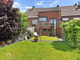 Deze ruime bel‑étagewoning biedt een uitzonderlijke combinatie van wooncomfort, parkeerruimte en praktische indeling. Via de grote garage met...