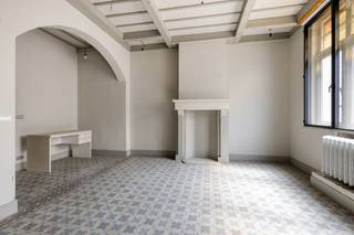 Cette maison de ville magnifiquement rénovée offre un charme authentique et un espace commercial et de bureau polyvalent combiné à une...