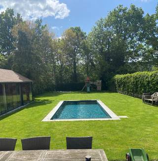 Bent u op zoek naar een charmante, vrijstaande woning in een doodlopende straat?<br />De woning is gelegen op een volledig omheind perceel van 850 m².<br />Binnen beschikt de woning over een gezellige, ruime leefruimte op parket met open haard, een ruime keuken met eiland in natuursteen en een granieten werkblad.<br />Daarnaast is er airco (koelen + verwarmen) in de leefruimte en alle slaapkamers. De slaapkamers zijn voorzien van rolluiken en overal in de woning zijn vliegenramen.<br />De badkamer werd recent gemoderniseerd met een nieuwe inloopdouche in mortex. Een ligbad is ook aanwezig.<br />Een absolute troef is de volledig aangelegde buitenomgeving. Het domein beschikt over een bouwkundig zwembad, uitgerust met een automatisch filtersysteem, warmtepomp en elektrisch rolluik, aangevuld met een plage.<br />Aansluitend bevindt zich het poolhouse, voorzien van een glazen wand, een toilet en een buitendouche.<br />Via een vlizotrap bereikt u de zolder, waar verdere uitbreiding mogelijk is.<br />Eveneens is er een kelder aanwezig, waar de ontkalker, batterij van de zonnepanelen en alle andere elektrische voorzieningen zich bevinden.<br />Daarnaast beschikt de woning over een afgewerkt dakterras, een vrijstaande garage en een grondwaterput.<br />Ook op het vlak van energie en veiligheid is deze woning bijzonder goed uitgerust.<br />Het dak werd vernieuwd in 2017. De aluminiumramen in 2018.<br />Er zijn 21 zonnepanelen met een 8 kW-thuisbatterij met slimme sturing en spouwmuurisolatie, waardoor deze woning een EPC B behaalt.<br />Momenteel wordt er nog verwarmd met stookolie, maar eind november wordt de reeds geplande omschakeling naar gas nog uitgevoerd, wat zal zorgen voor een nog gunstiger EPC.<br />Voor de veiligheid is er een alarm met sensoren en raamdetectoren alsook een binnen- en buitensirene. Ook zijn er rookmelders die aangesloten zijn op het alarm doorheen de woning en camerabewaking rondom het huis.<br /><br />Het volledig omheinde perceel is toegankelijk via een automatische schuifpoort en een afzonderlijk poortje.