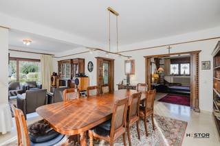 Deze ruime villa van 334 m²bewoonbare oppervlakte, gelegen op een perceel van 2994 m² in het rustige Herdersem, biedt 4 slaapkamers, een...