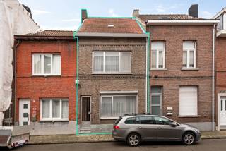 Gunstig gelegen woning in een zeer rustige straat, zonder doorgaand verkeer.  Zeer aangename woonomgeving! Dit huis bevindt zich op wandelafstand van verschillende scholen, winkels en het openbaar vervoer en op slechts 2 min. rijden van de oprit E19 Antwerpen-Brussel.  Er is voldoende parkeergelegenheid in de omgeving.  <br /><br />De indeling is als volgende: -1: een KELDER; GLVL: een inkomhall, een woonkamer, een ingerichte keuken, een ingerichte badkamer en een koepel; 1eV: een hall en 2 slaapkamers; 2eV: een ruime afgewerkte zolderkamer/slaapkamer.  Verder heeft deze woning nog een compacte koer en berging. <br /><br />Dit eigendom dient gerenoveerd te worden (ramen, elektriciteit, gaskachel in de woonkamer). EPC heeft Label E.   Heeft u interesse in deze woning?  Contacteer ons zeker via 03 459 99 99 of info@leximmo.be voor een afspraak ter plaatse.