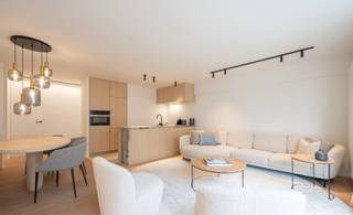 De inkomhal beschikt over een gastentoilet en vestiaire. De leefruimte is voorzien van een open ingerichte keuken en een aangrenzende eetruimte...