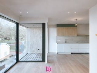Schitterend nieuwbouwappartement met twee slaapkamers, en een aangenaam open zicht, gelegen in de stijlvolle nieuwbouwresidentie "Maurice" vlakbij Duinenwater en het station van Knokke-Heist.<br /><br />Dit gezellig appartement met ruim terras is gelegen op de eerste verdieping en omvat:<br />Inkomhal met gastentoilet, lichtrijke leefruimte met een gezellige zit- en eethoek, moderne open keuken voorzien van de nodige toestellen, berging en een overdekt buitenterras. Verder zijn er 2 ruime slaapkamers en een mooi afgewerkte badkamer met inloopdouche. Mogelijkheid tot aankoop van een makkelijk toegankelijke autostaanplaats, bereikbaar via een autolift in de residentie. Verkoop onder stelsel van BTW.