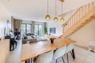 Recente woning op rustige, centrale ligging.<br /><br />Deze woning ligt op het achterste deel van een domein, weg van de straatkant, wat zorgt voor een unieke combinatie van rust en een centrale ligging. Je geniet bovendien van zicht op veel groen.<br /><br />De woning is instapklaar en kwalitatief afgewerkt. De drie ruime slaapkamers zijn allemaal even groot, wat een mooi pluspunt is. Doordat het om een recente woning gaat, is ze uitgerust met alle moderne technieken.<br />Bij de woning hoort een private tuin en een tuinberging. Op de tweede verdieping bevindt zich een dakterras. Daarnaast beschik je over maar liefst 3 autostaanplaatsen.<br /><br />De indeling is als volgt:<br />Gelijkvloers: Inkom met apart gastentoilet, berging, leefruimte, keuken voorzien van de nodige toestellen<br />Eerste verdieping: nachthal, 2 ruime slaapkamers, badkamer, toilet<br />Tweede verdieping: nachthal, slaapkamer met ensuite badkamer, berging/technische ruimte, dakterras<br />Privaat tuin met zuid georiënteerd terras<br /><br />Algemeen:<br />- zeer recente woning<br />- EPC label A<br />- unieke ligging<br />- 3 autostaanplaatsen inbegrepen<br /><br />Attesten beschikbaar onderaan op onze website.<br />Voor meer info of een bezoek: 0472 22 22 88 of danielle@solittvastgoed.be.