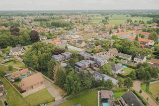 Woonerf met 12 doorzonwoningen, een centrale binnentuin en een ondergrondse parkeergarage. Project Elisa is een vernieuwend woonproject met 12 doorzonwoningen in Malle, ten noordoosten van Antwerpen. Je woont er vlakbij het centrum van Oostmalle, met alle faciliteiten in de onmiddellijke omgeving. De 12 woningen met elk 3 slaapkamers en een private tuin met terras worden gebouwd rond een mooie, centrale en autovrije binnentuin met wadi, waar je ontspant en in contact komt met de buren.  Deze doorzonwoningen zijn duurzaam en weldoordacht, met veel aandacht voor natuurlijke lichtinval. De handige troeven zoals de ondergrondse parkeergarage met lift en de gemeenschappelijke bovengrondse fietsenstallingen zorgen ervoor dat mensen hier graag wonen en leven. 