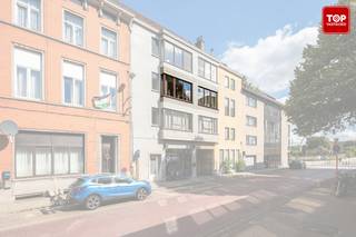 <p>Op een strategische ligging nabij centrum Gent bevindt zich dit klassiek, ruim en lichtrijk appartement.<br /><br />In dit appartement geniet je van 2 slaapkamers, een ruime woonkamer met open haard, ook is er een aparte keuken. Aan de achterkant van het appartement bevindt er zich een groot terras zonder inkijk van buren.<br /><br />Aan het einde van de straat waar het appartement gelegen is bevindt zich een groene oase aan rust in het Coyendanspark en Portus Ganda, hier kan je in alle rust ontspannen. Het appartement bevindt zich ook in de buurt van het openbaar vervoer, zo is er een bushalte op ongeveer 100 meter van het appartement. Het station Gent-Dampoort ligt op 350 meter van je voordeur, zo geniet je van een vlotte treinverbinding naar de grote steden.<br /><br />De woning komt vrij omstreeks maart 2026. Bij voorkeur vindt de akte plaats in maart 2026.<br /><br />Syndickosten +- 150 EUR/maand<br /><br />Indien u interesse heeft aarzel dan zeker niet om contact op te nemen met Top Vastgoed voor een bezoek: 0475 700 700</p>