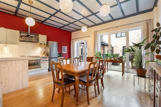  Vous êtes à la recherche d'une maison unique avec du caractère et de nombreuses possibilités ?’s ? Cet appartement de plain-pied avec une...