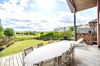 Grote degelijke villa met extra kantoor/prakijkvleugel, handige parking, en volledig onderkelderd. Mooi terras en aangename tuin met een prachtig zicht op groen. 
Dit op een TOPligging qua bereikbaarheid. 

Indeling woning: 
inkom en traphal, apart toilet, geïnstalleerde keuken met eiland (uitgevend op een gezellig terras), bijkeuken, leuke lichtrijke leefruimte (inbouwcassette), uitgevend op een 2de terras en tuin met prachtige zichten op groen. Op het verdiep bevinden zicht de overloop (kan tevens in een slaapkamer omgevormd worden), masterbedroom met ensuite badkamer, slaapkamer met dressing (kan ingericht worden in een douchekamer). 
Indeling kantoor: 
aparte inkom met wachtkamer, vestiaire en sanitaire voorzieningen (2 toiletten), leuke bureauruimte/praktijk, keuken met extra eetplaats, en op het verdiep: extra bureauruimtes, vergaderruimte, extra toilet en archief.
Indrukwekkende kelder: sportzaal, wijnbar, dubbele garage met laadpunt, extra berging. 

Deze eigendom is ideaal voor mensen op zoek naar een combinatie van wonen en werken. 

Bezoek na afspraak met IMMO BEGUIN: info@immobeguin.be
