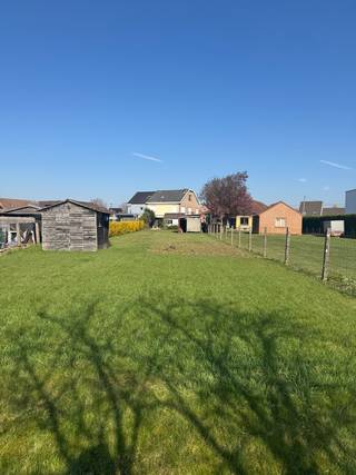 <strong>TE KOOP - Sint-Martens-Lennik</strong> - Halfopen bebouwing - Gezinswoning met strategische ligging en een <strong>prachtige tuin van 11a40ca</strong> met open zicht op de velden.  Steeds goed onderhouden en stevige constructie. <br /><br />Gelijkvloersverdieping met een inkomhal, woonkamer met zithoek en open haard, ingerichte keuken met eethoek, gastentoilet en aanpalende veranda. <br />Eerste verdieping met <strong>4 slaapkamers</strong>, een toilet, nachthal en badkamer met douche, ligbad en wastafel.<br /><br /><strong>Zolderverdieping</strong> die volledig ingericht kan worden en een <strong>kelder</strong> met extra bergruimte.<br /><br /><strong>Garage en parkeerplaats</strong> naast de woning. Zonneterras en aangelegde tuin met 2 tuinhuizen. <br /><br />Verwarming op gas. Elektriciteit niet conform. Stedenbouwkundige inlichtingen in aanvraag. <br /><br /><strong>Geen renovatieverplichting - EPC label D </strong>- score 343 kWh (m<sup>2 </sup>jaar) - referentie 20260320-0003829207-RES-1<br /><br />Interesse? Aarzel niet en vraag nu je bezoek aan via info@dehenauvastgoed.be of bel op 0473 36 48 23. 