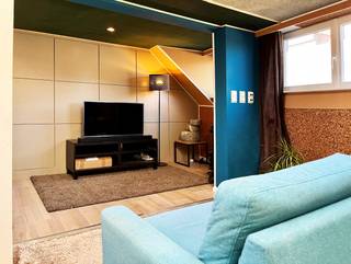 Rijwoning op 240 m² met op het gelijkvloers inkom / bureau, gastentoilet, vestiaire, slaapkamer en badkamer met lavabo en inloopdouche.<br />Op de verdieping is er een open ingerichte keuken met spoelbak, keramische kookplaat, dampkap, oven, koelkast en vaatwasser en een TV-hoek met ingemaakte kasten.<br />Er is een zuidelijk georiënteerde tuin met terras, tuinhuis en buitenberging.<br />De woning beschikt over PVC ramen met hoog rendement glas, centrale verwarming en sanitair warm water op aardgas met combi condensatieketel, minerale wol dakisolatie, 6cm minerale wol muurisolatie, 10cm minerale wol vloerisolatie.<br /><br />Kortom, de ideale starterswoning of investering als verhuurwoning met mooi rendement ! <br /><br />EPC-label C : 300 kWh / (m² jaar) <br />Elektrische keuring is conform tot 23.01.2051 en de woning is Asbestveilig !<br />Vraagprijs € 215.000,00<br />Meer info ? 📞 +32 486 20 67 65 📧 betty@zakenkantoor-roels.be 🌐 www.zakenkantoor-roels.be.