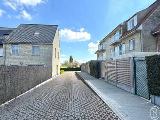 BOVENGRONDSE AUTOSTAANPLAATS, gelegen op een rustige en veilige locatie te INGELMUNSTER! Info: info@immobeguin.be