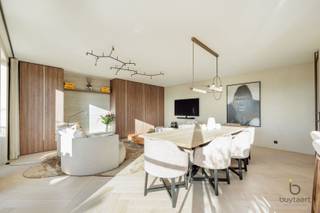 <p><span>BEKIJK OOK ONS FILMPJE! Klik hierboven op het 'scherm-icoontje'! </span></p><p><span>WONEN IN STIJL: EEN UNIEKE LUXUEUZE PENTHOUSE MET HOOGWAARDIGE MATERIALEN IN HARTJE SCHILDE!</span></p><p><span>In het centrum van Schilde, op wandelafstand van winkels en horeca, bevindt zich dit stijlvol en hoogwaardig afgewerkt dakappartement van 131 m² op de derde verdieping in de recente Residentie Vendôme.</span></p><p><span>Inkomhal met vestiairekast en gastentoilet, verder doorlopend tot aan de smeedijzeren tussendeur die toegang geeft tot de knap afgewerkte leefruimte met salon, eetkamer en open keuken. </span></p><p><span>De volledig uitgeruste keuken met hoogwaardige toestellen en groot kookeiland, sluit mooi aan op het geheel, verder ingericht met bio-ethanolhaard en maatwerkkasten. Via schuifraam tot het zuidgerichte terras van 15 m² vormt deze een aangename verlenging van de leefruimte.</span></p><p><span>Er is een berging/wasplaats en twee ruime slaapkamers, elk met een eigen badkamer. De masterbedroom (16,4 m²) heeft een dressingwand en en-suite badkamer met dubbele lavabo, inloopdouche en toilet. Uitzicht achteraan op het groene dak.</span></p><p><span>De tweede slaapkamer (13,4 m²) is voorzien van een kastenwand en een aansluitende badkamer met ligbad en lavabo.</span></p><p><span>Hoogwaardige afwerking:</span><span> eiken visgraatparket en natuursteen, vloerverwarming, ventilatiesysteem D, gebouwd volgens BEN-principes, EPC A-label, grote raampartijen met vliegenramen, talrijke maatkasten in notelaar met geïntegreerde ledverlichting, bronze look eveneens voor het kraanwerk & verlichting, zeer kwalitatieve schilderwerken, geautomatiseerde gordijnen,....</span></p><p><span>Een privatieve kelderberging en gemeenschappelijke fietsenberging is inbegrepen. De ondergrondse parking zorgt ervoor dat thuiskomen in alle comfort kan gebeuren, aankoop van een dubbele autostaanplaats (+€ 50.000) en optioneel een 3de autostaanplaats (+€ 25.000). </span></p><p><span>Gemeenschappelijke kosten: ca. € 150/maand.</span></p><p><span>Een bijzonder comfortabel en huiselijk ingerichte penthouse waar hoogwaardige materialen, maatwerk en een centrale ligging perfect samenkomen. Dankzij het design ervaart u een unieke warme huiselijke sfeer. </span></p><p><span>Contacteer ons voor bijkomende informatie en plan uw bezoek!</span></p><p><span> </span></p><p><span> </span></p><p><span> </span></p><p><span> </span></p>