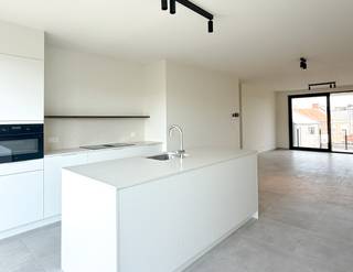 Ontdek dit moderne appartement op de derde verdieping, waar comfort, licht en energiezuinig wonen perfect samenkomen.<br /><br />Indeling: inkom, berging, apart toilet, badkamer met inloopdouche, lavabomeubel en handdoekradiator, ruime woonkamer met open keuken en 2 comfortabele slaapkamers.<br /><br />Buiten: privatief terras.<br /><br />Parkeren &amp; berging: ondergrondse autostaanplaats en privatieve berging met elektriciteit inbegrepen in de huurprijs.<br /><br />Afwerking: volledig geschilderd opgeleverd, voorzien van armaturen, gordijnrails en lichte deuren.<br /><br />Duurzaam &amp; energiezuinig: verwarming via geothermie en zonnepanelen per appartement, E-peil = 20.<br /><br />Algemene onkosten: 60 euro / maand<br /><br />Benieuwd naar dit project? Neem contact met ons op voor meer informatie of een rondleiding:<br />03/775.44.10<br />info@immo-jet.be