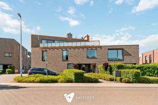 <p><span><span>Vrijstaande penthouse met 3 slpks en zeer ruim terras!</span></span></p><p><span><span> </span></span></p><p><span><span>Belangrijkste troeven:</span></span></p><p><span><span>- Prachtige, kwalitatieve penthouse</span></span></p><p><span><span>- Praktische indeling met 3 slaapkamers</span></span></p><p><span><span>- Volledig uitgeruste, kwalitatieve keuken</span></span></p><p><span><span>- Knappe badkamer met ligbad en douche</span></span></p><p><span><span>- Ondergrondse parking en berging in de prijs inbegrepen</span></span></p><p><span><span>- Ideale ligging in centrum</span></span></p><p><span><span>- Extra's: knappe doorkijkgashaard, airco's, elektrische rolluiken, maatkasten...</span></span></p><p><span><span> </span></span></p><p><span><i><span>Bekijk zeker ook de 3D virtuele rondleiding en de grondplannen met de afmetingen. Zo krijgt u van thuis uit al een perfect beeld van wat deze woning te bieden heeft!</span></i></span></p><p><span><span>Wenst u meer info of een vrijblijvende bezichtiging, contacteer dan ons kantoor op het nummer 014 39 99 99 en wij helpen u graag verder.</span></span></p>